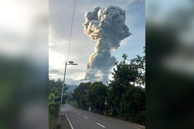 Вулкан Канлаон изверг пепел на высоту 4,5 км на острове Негрос на Филиппинах