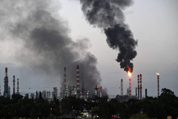 Ynet: обломки иранской ракеты упали в районе НПЗ в израильской Хайфе