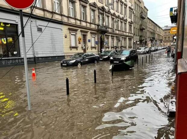 Главный город Галиции Львов пожинает последствия сильнейшего ливня с ураганом, который вчера накрыл город...