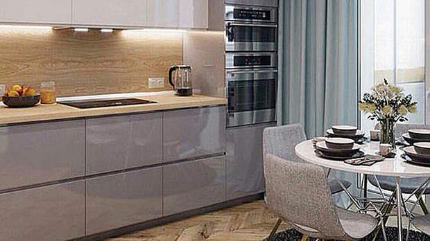 Интерьер небольшой кухни с линейной расстановкой мебели и зеркальными МДФ фасадами.
