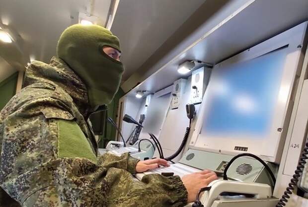 Военнослужащие группировки войск «Север» начали применять в зоне спецоперации новую радиолокационную станцию (РЛС) «Ирбис», сообщила пресс-служба Минобороны РФ.