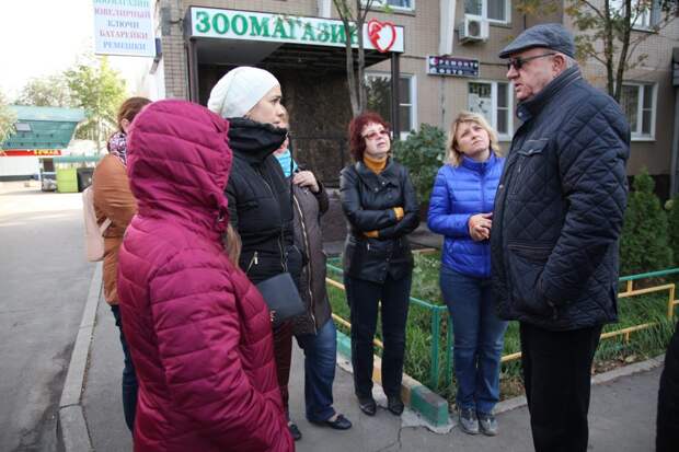 Глава управы району Отрадное Владимир Литовский выслушивает пожелания жителей / Фото: Роман Балаев, «Звездный бульвар»