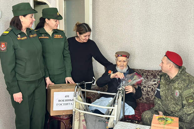 Военнослужащие военной полиции и 451-го Военного госпиталя ЦВО поздравили ветерана с Днём защитника Отечества в Таджикистане