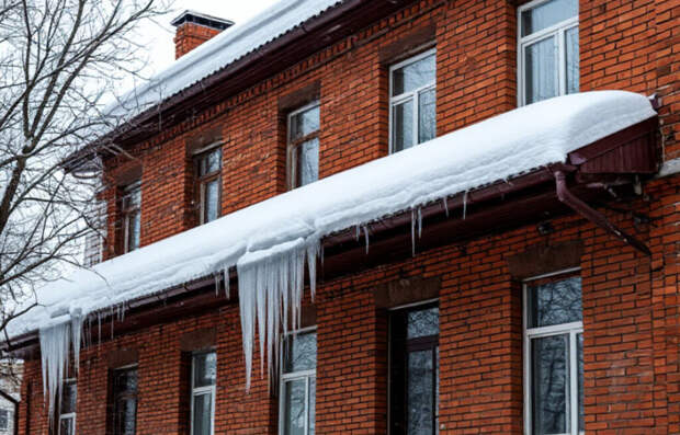В Смоленске с крыши ТЦ обрушилась лавина снега