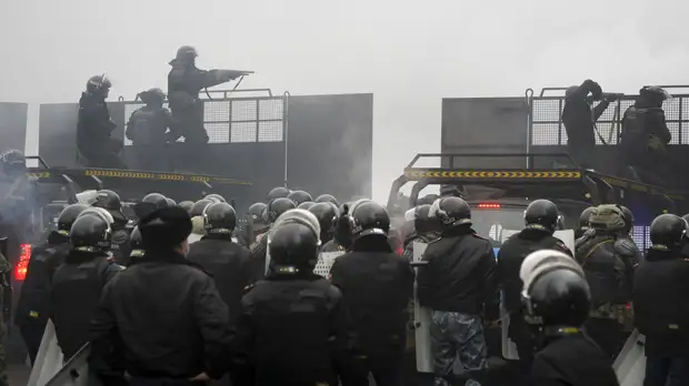 Заммэра Алма-Аты объявил об освобождении аэропорта и его переводе в штатный режим