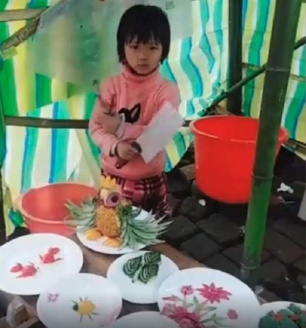 Не для забавы: 6-летняя девочка, которую бросила мать, виртуозно владеет огромным ножом