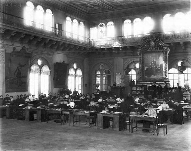 1906. Рабочий аппарат избирательной комиссии по выборам выборщиков в зале городской думы.