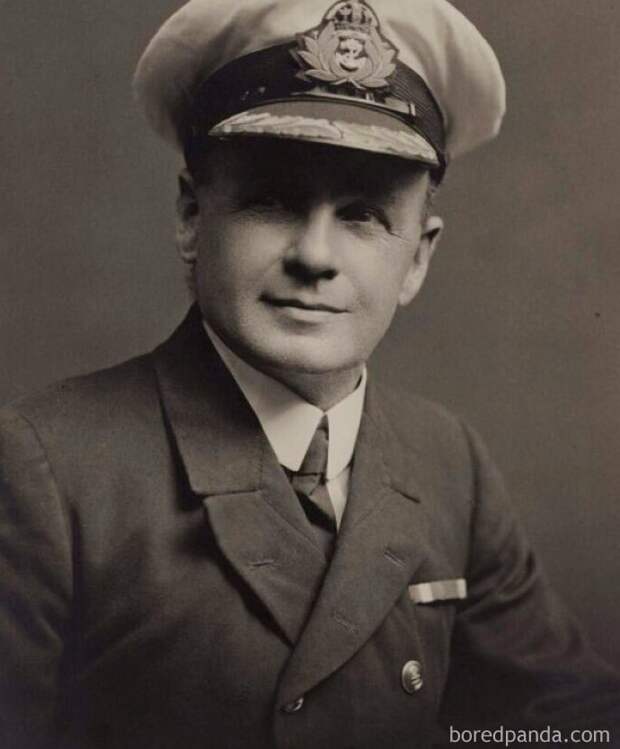Чарльз Лайтоллер, второй помощник капитана "Титаника", оставался на борту до конца. Он попал в ловушку под водой, но смог выбраться и забраться на обломок судна. Позже, в годы Второй мировой, он помог эвакуировать 120 человек из Дюнкерка