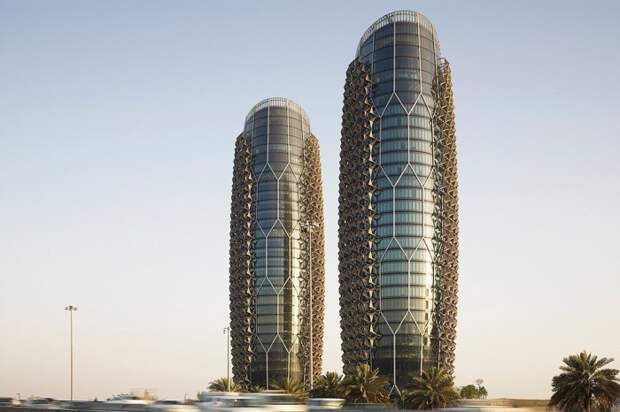 Две тридцатиэтажные башни «Аль-Бахар» в Абу-Даби опровергают термин «недвижимость»: их части движутся.