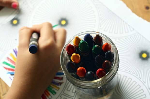 crayons-1445053_1920 alt