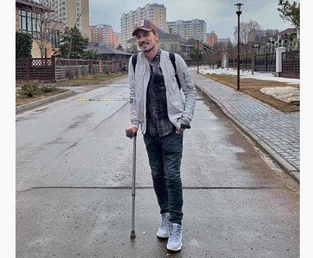 Дима Билан с тростью