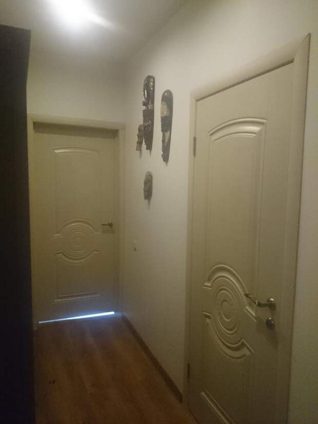 Двери в коридоре