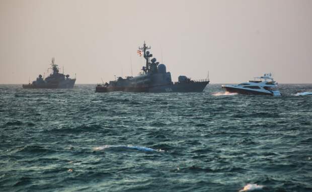 ВМФ России заблокировал украинские военные корабли в Черном и Азовском морях