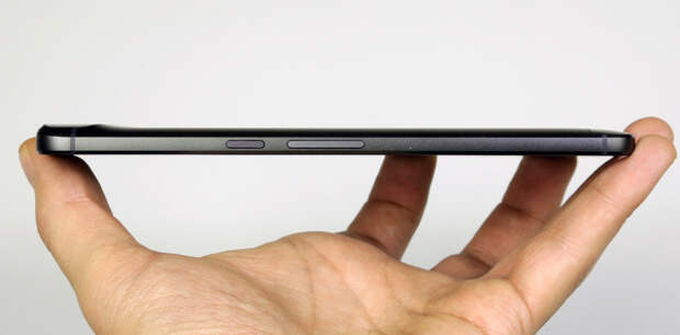 Смартфон Nexus 6P - вид сбоку
