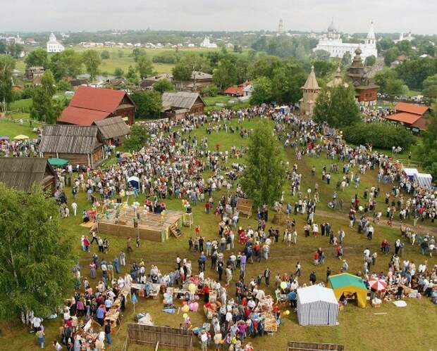 Традиционный театрализованный "Праздник огурца" в Суздале. Владимирская область