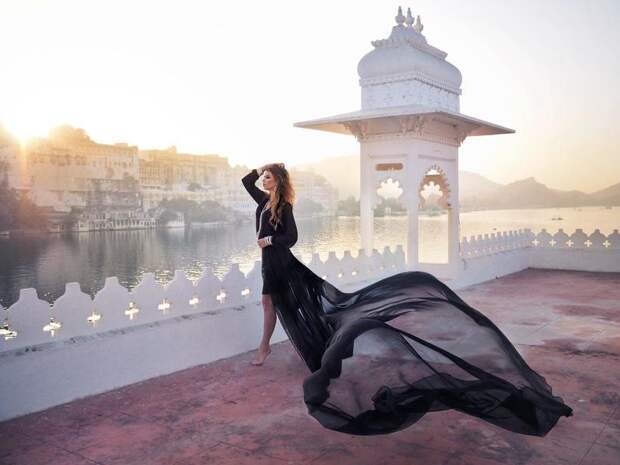 Девушка путешествует по миру в чудесных платьях и делает фото в самых красивых местах