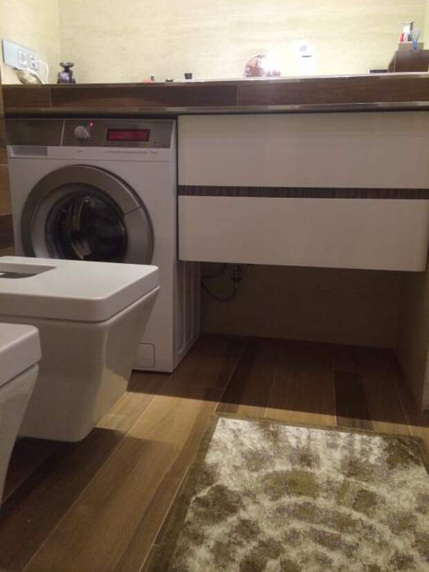 Интерьер ванной комнаты, стиральная машина под столешницей