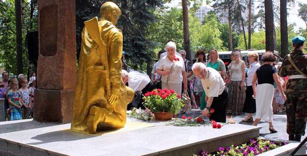 Памятник воинам в Некрасовке. Фото: библиотека № 117.