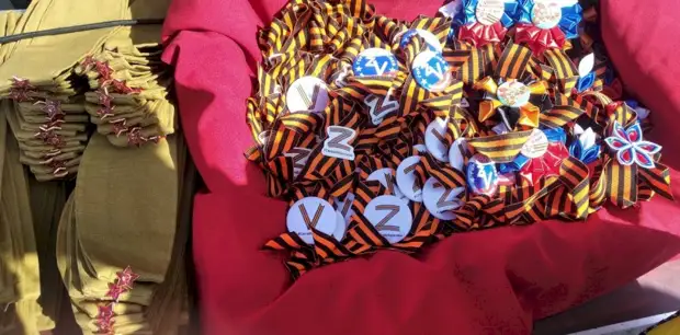 «Вот так и иди». В Барнауле на улицах и в магазинах вместе с символикой к 9 мая появились значки «Za наших»