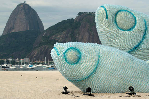 11. Скульптура из пластиковых бутылок на одной из пляжей Рио-де-Жанейро. интересное, фото