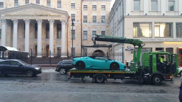 Хороший улов: в Москве эвакуировали спорткар Lamborghini lamborghini, авто, москва, парковка, спорткар, суперкар, эвакуатор, эвакуаторщик