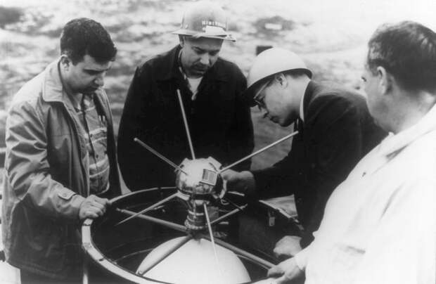 Самый старый искусственный спутник земли Курилка, СССР, жив, спутник
