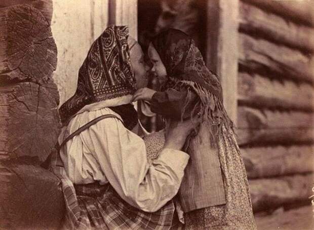 Мама играет с ребенком. Беломорская Карелия, 1894 год. Автор фотографии: Инха (Нюстрём) Инто Конрад.