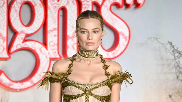 Актриса Марго Робби показала фигуру в кожаном мини-платье