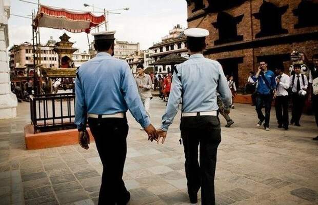 В Непале и Индии полицейские ходят, держась за руки