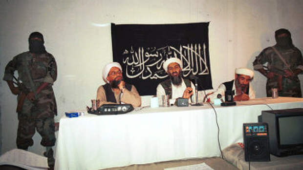 Лидер Аль-Каиды Усама бен Ладен в окружении своих помощников и телохранителей вооруженных на встрече в Афганистане