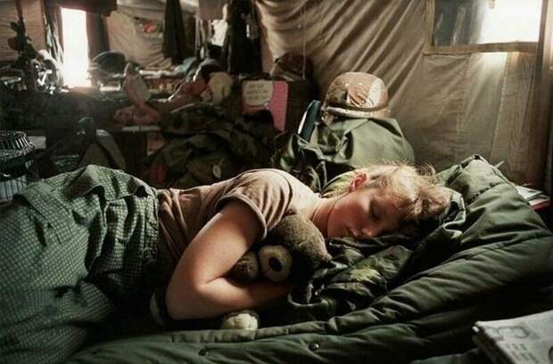 Американская медсестра с плюшевым мишкой во время войны в Персидском заливе