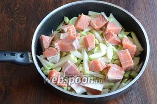 Горбушу нарезаем кубиками.
