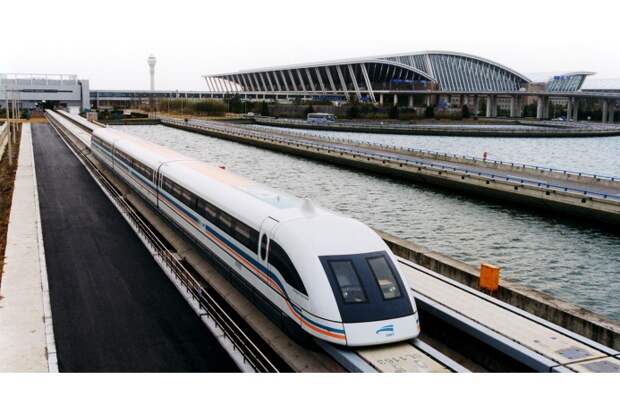 Китайский Shanghai Maglev — экологичный поезд на магнитной подушке. Средняя скорость составляет 431 километр в час, а скоростной рекорд, достигнутый этим составом, превышает 500 километров в час
