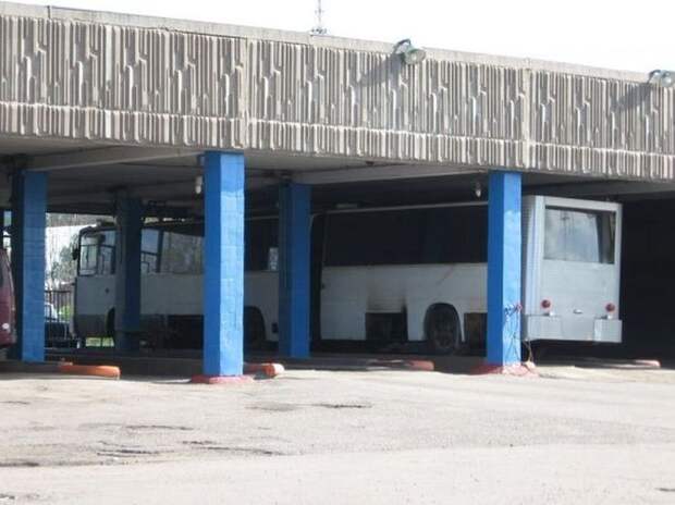 Старый автобус превратили в бар на колесах Старый автобус превратили в бар на колесах автобус, бар, икарус