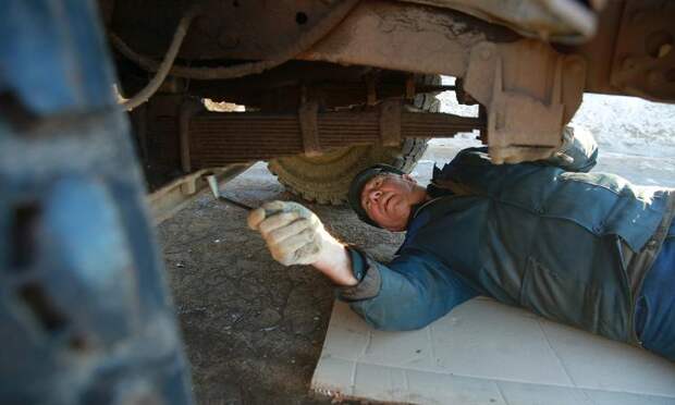 на фото: пенсионер, работающий автомехаником на автобазе. Владимир Смирнов/ТАСС