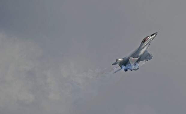 Бортовое радиоэлектронное оборудование МиГ-35 разработано на основе новых технологий. Оптико-локационная станция с инфракрасной, телевизионной и лазерной прицельной аппаратурой создана с использованием космических технологий, ранее не применявшихся в авиации. Нашлемная система целеуказания и прицеливания интегрированы в систему управления вооружением. Продолжительность полета - 2,2 часа, практический потолок - 17500 метров. Вооружен 30 мм встроенной пушкой ГШ-30-1. Может нести на борту управляемые ракеты малой и средней дальности, противокорабельные и противорадиолокационные  ракеты, неуправляемые авиационные ракеты, бомбы и авиационные мины