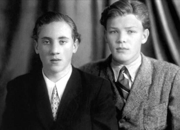 Владимир Высоцкий и Владимир Акимов, они сидели за одной партой, 1953 год.