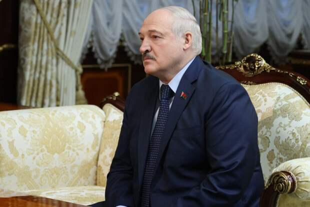 Лукашенко поделился с журналистами бургером