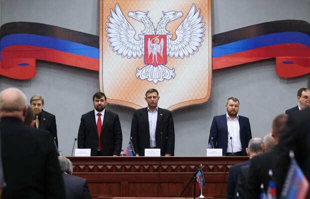 Вице-спикер Народного Совета ДНР Денис Пушилин, глава Донецкой народной республики Александр Захарченко и спикер Народного Совета ДНР Андрей Пургин (в центре слева направо) на заседании парламента ДНР