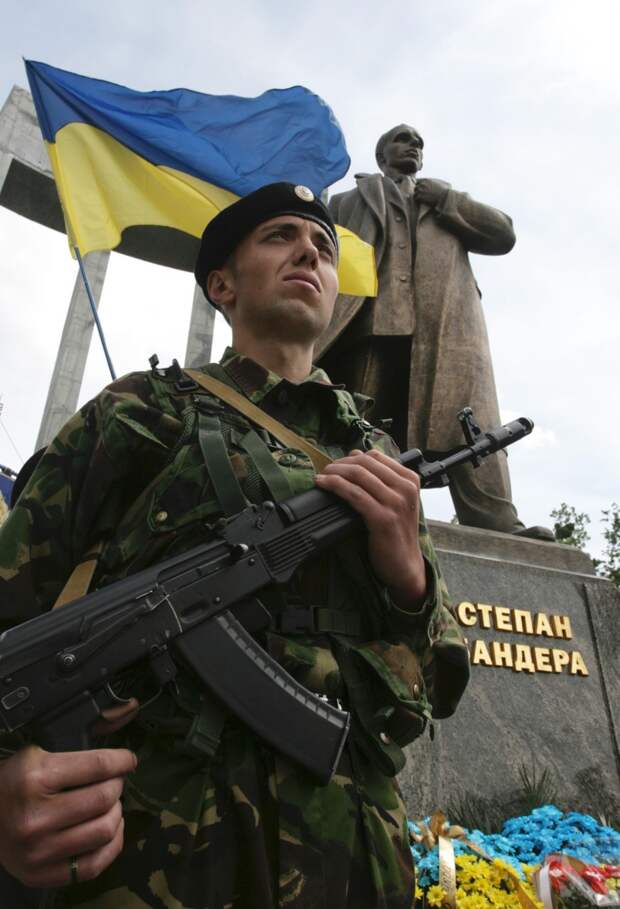 24 мая 2009 года, Львов. Почетный караул выставлен в «День героев» около памятника «герою Украины» Степану Бандере