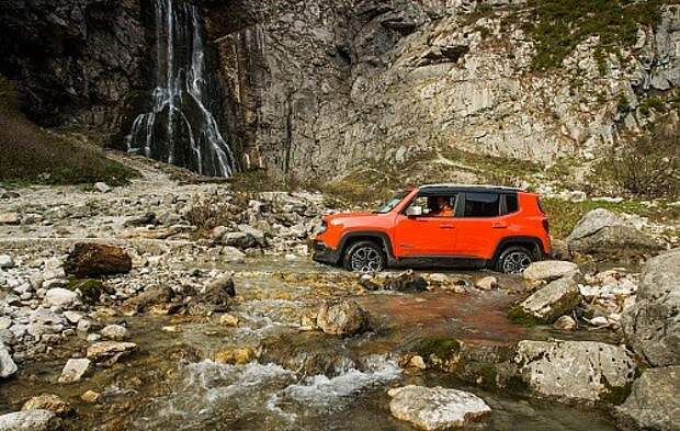 Jeep Renegade. 20-сантиметровый дорожный просвет позволяет смело съезжать с асфальта, однако для настоящих дорожных авантюр лучше выбрать модификацию Trailhawk.