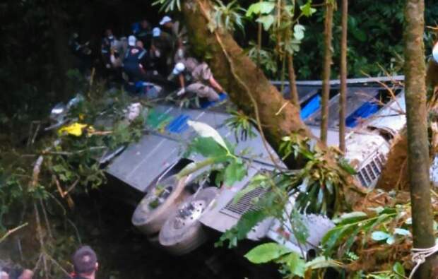 В Бразилии при падении автобуса с 400-м обрыва погибли 40 туристов