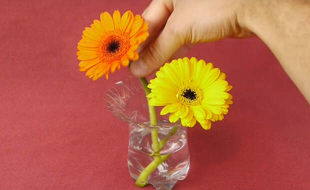 Простейшая вазочка для цветов, которую можно быстро сделать своими руками.