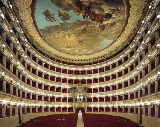 Оперный театр Сан-Карло в Неаполе, Италия