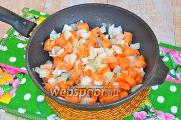 Добавить морковь, нарезанную кубиками, и жарить ещё 4 минуты.