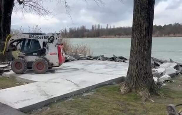 В Краснодаре демонтируют скандальную бетонную площадку на пляже у озера