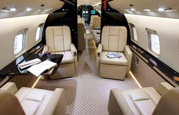 Частный самолет Bombardier Challenger 850.