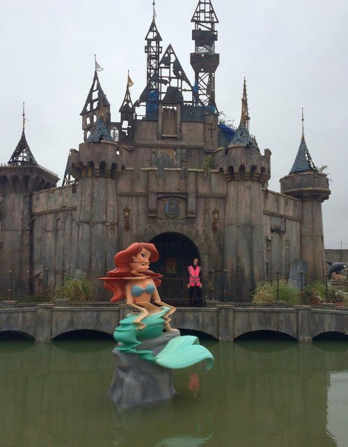 Добро пожаловать в Dismaland, самый мрачный парк аттракционов от Banksy (18 фото)
