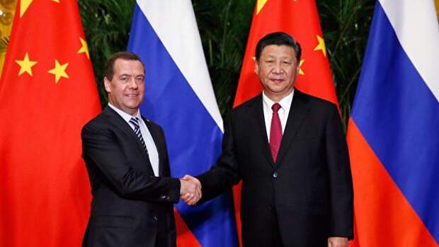 Председатель правительства РФ Дмитрий Медведев и председатель КНР Си Цзиньпин во время встречи в Шанхае. 5 ноября 2018