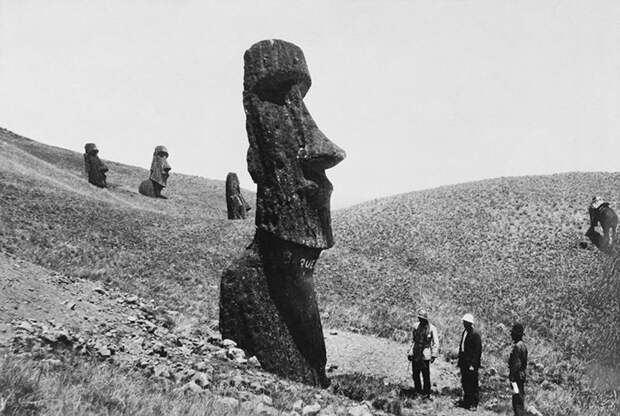 40. Группа людей изучает гигантские статуи на острове Пасхи. Полинезия, декабрь 1922 national geographic, история, природа, фотография